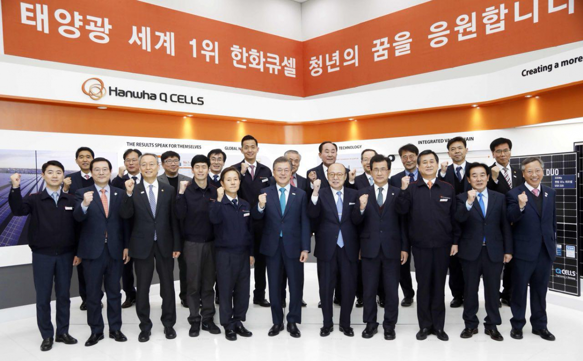 ▲1일 충북 진천에 위치한 한화큐셀공장을 방문한 문재인 대통령이 일자리나누기 공동선언식을 마친 후 참석자들과 기념촬영을 하고 있다.(사진제공=한화)