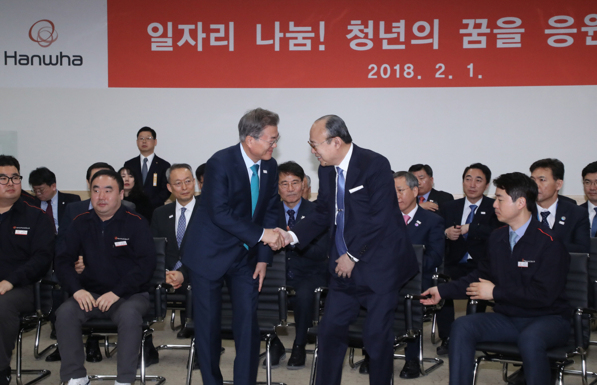 ▲문재인 대통령이 1일 오전 충북 진천군 한화큐셀진천공장에서 열린 일자리 나누기 공동선언식애 참석해 김승연 한화 회장과 악수하고 있다.(연합뉴스)