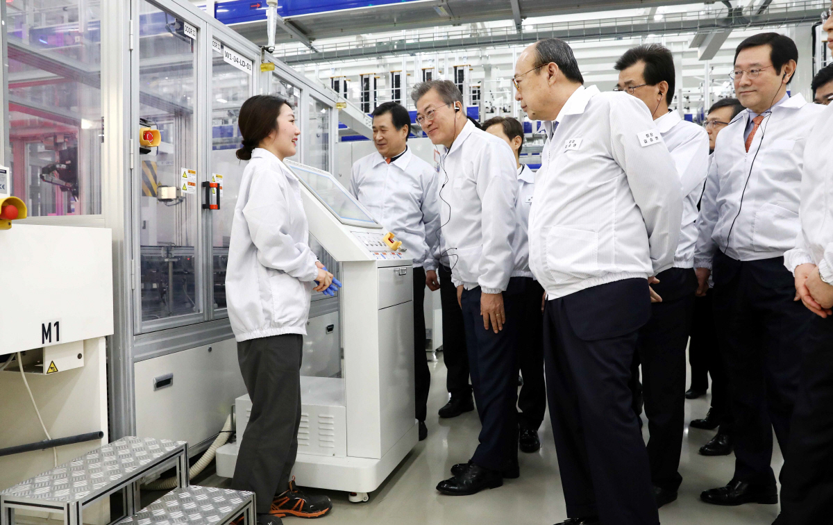▲문재인 대통령이 1일 충북 진천 한화큐셀 진천공장을 방문해 일자리나누기 공동선언식을 마친 후 생산라인을 시찰하고 있다. (연합뉴스)