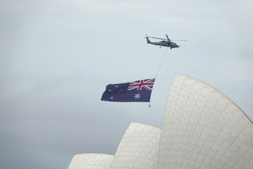 ▲지난달 26일(현지시간) 호주 최대 국경일인 ‘호주의 날’을 축하하기 위해 국기를 단 헬리콥터가 호주 시드니 오페라하우스 상공을 비행하고 있다. 시드니/EPA연합뉴스

