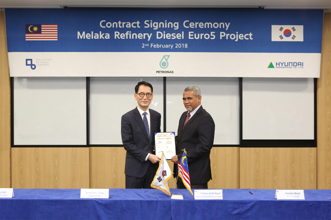 ▲2일 현대엔지니어링 계동 본사에서 열린 멜라카 정유공장 디젤 유로5 프로젝트 계약식에 참석한 성상록 현대엔지니어링 사장(왼쪽)과 하심 마지드(Hashim Majid) 말레이시아 정유회사 사장이 계약 체결 후 기념촬영을 하고 있다(사진=현대엔지니어링)