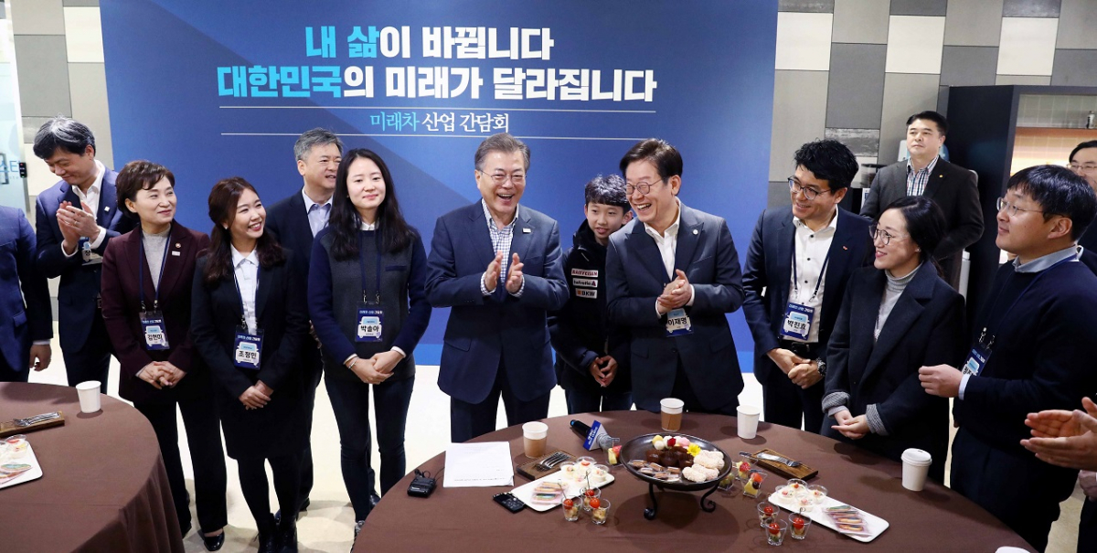 ▲문재인 대통령이 2일 오전 자율주행 자동차 시승행사를 마치고 경기도 성남시 판교 창조경제밸리 기업지원 허브에 도착해 이재명 성남시장, 양웅철 현대자동차 부회장 등 참석자들과 스탠딩 환담을 하며 밝은 표정을 하고 있다.(연합뉴스)