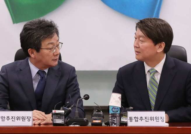 ▲국민의당 안철수 대표와 바른정당 유승민 대표가 2일 오후 국회 의원회관에서 열린 통합추진위원회 3차 확대회의에서 대화하고 있다. 2018.2.2(연합뉴스)