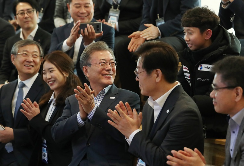 ▲문재인 대통령이 2일 오전 경기도 성남시 판교 창조경제밸리 기업지원 허브에서 열린 미래차 산업 간담회에서 자동차 영재로 불리는 김건 어린이가 발언을 마치자 박수치고 있다.(연합뉴스)