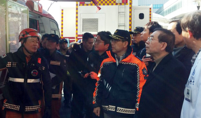 ▲박원순 서울시장이 3일 오후 서울 신촌 세브란스병원 화재 현장에서 소방관계자로 부터 현황에 대한 브리핑을 듣고 있다.(사진제공=서울시)