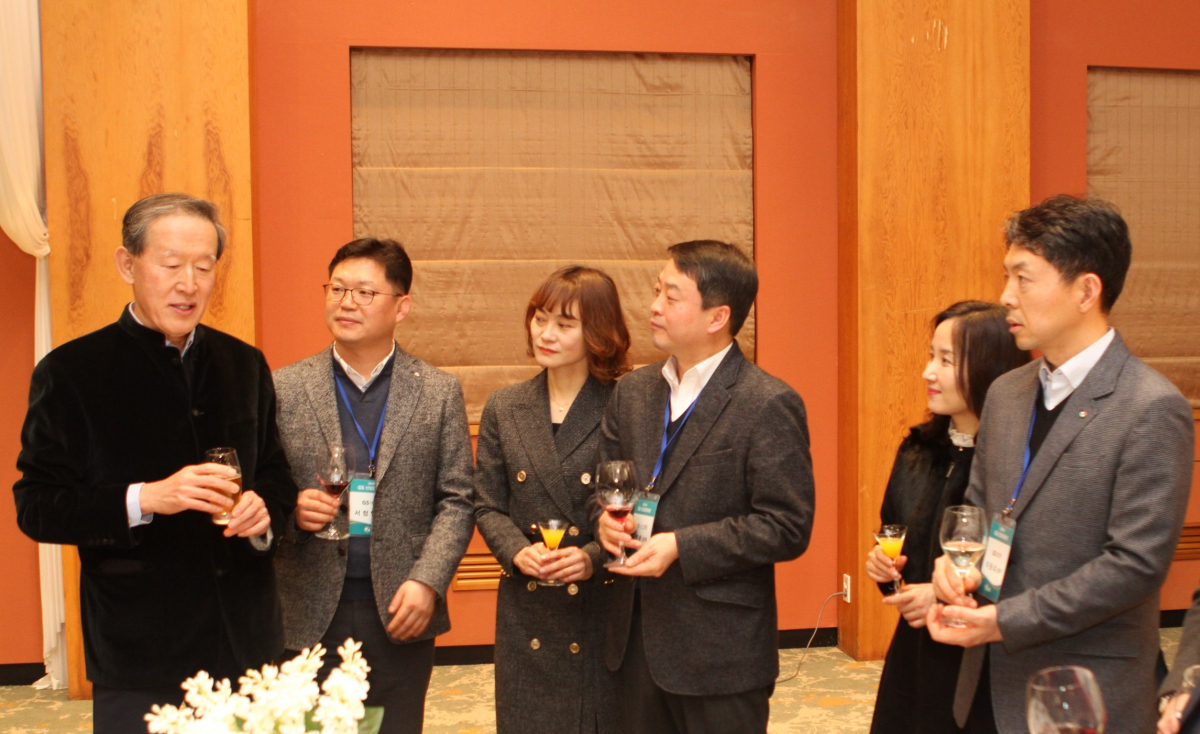 ▲GS 허창수 회장(사진 왼쪽)이 2일 제주 엘리시안 리조트에서 열린 '18년 GS 신임임원 만찬자리에서 신임임원들을 격려하고 있다.(사진제공=GS)