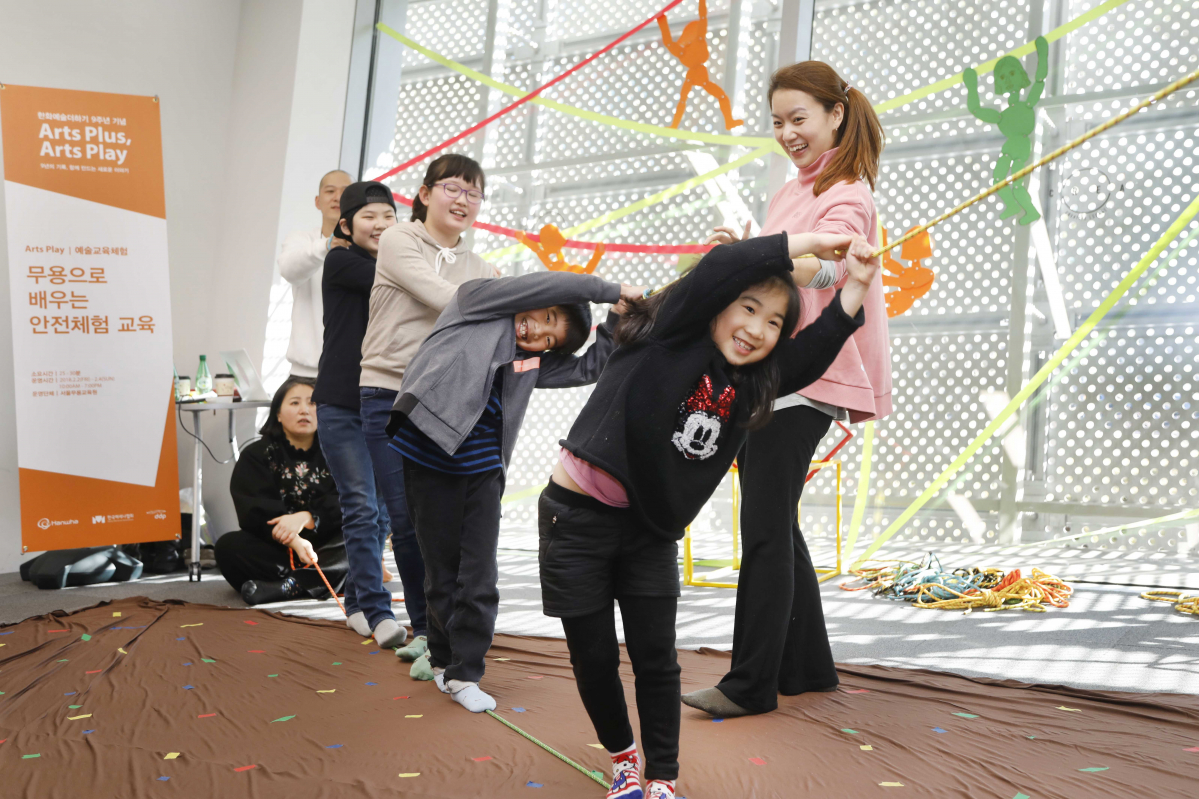 ▲한화그룹이 아동들을 위한 문화예술 프로그램 ‘한화예술더하기’ 10년차를 맞아 일반 시민들을 대상으로 동대문디자인플라자에서 예술교육체험 행사를 진행했다. 4일(일) 오전 참가자들이 무용으로 배우는 안전체험을 하고 있다.(사진제공=한화)