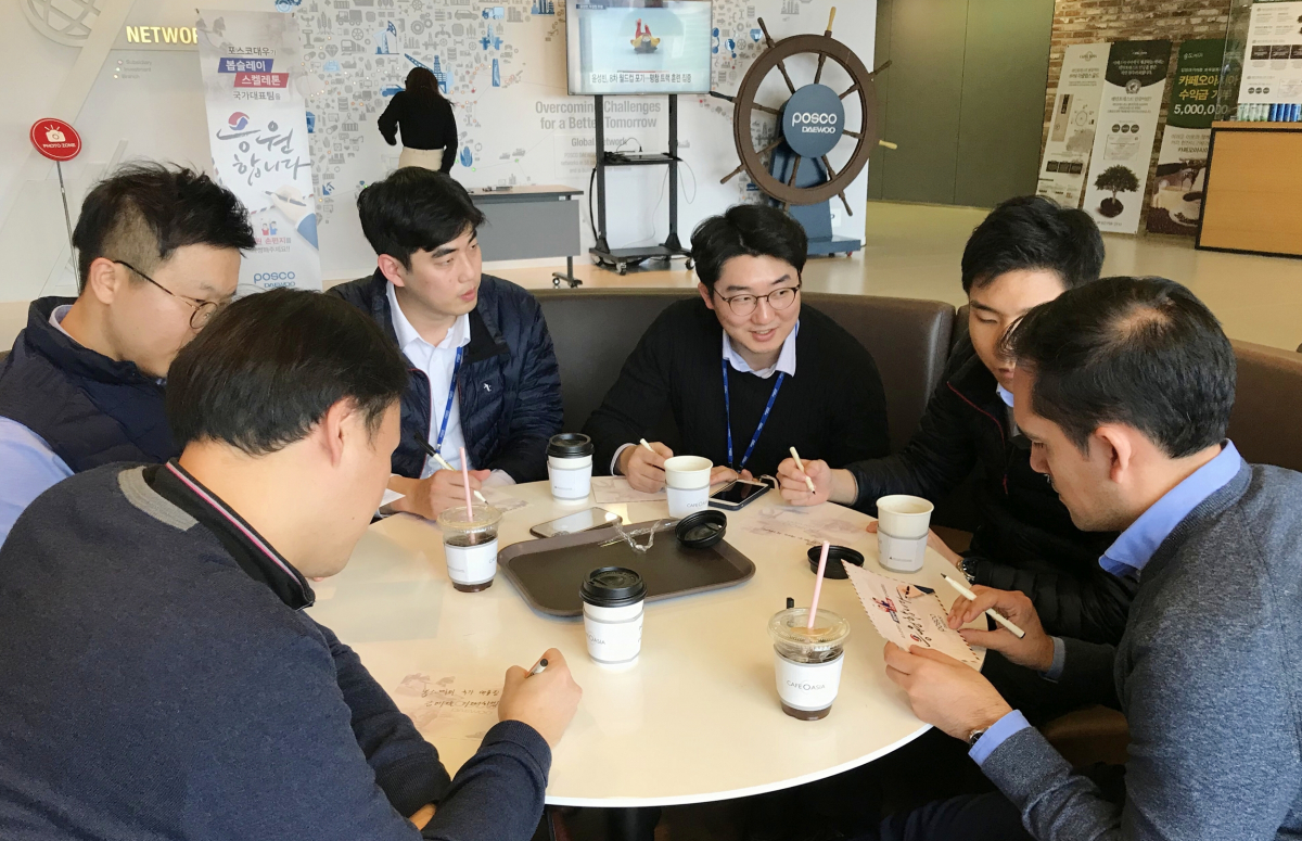 ▲포스코대우 임직원들이 봅슬레이 스켈레톤 선수단을 응원하는 손편지를 작성하고 있다.(사진제공=포스코대우)