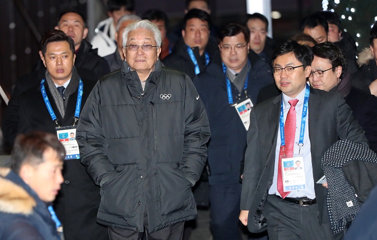 ▲장웅 북한 국제올림픽위원회(IOC) 위원이 4일 오후 강원 평창군 알펜시아 인터컨티넨탈호텔로 들어서고 있다. 이날 평창에 도착한 장 위원은 강릉에서 열리는 IOC 집행위원대상 만찬에 참가할 예정이다.(연합뉴스)