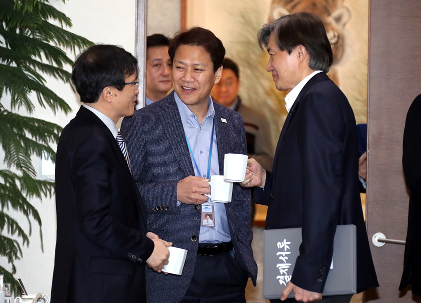 ▲임종석 비서실장(가운데)이 5일 오후 청와대 여민관에서 열린 수석보좌관회의에 앞서 조국 민정수석(오른쪽), 김의겸 대변인과 얘기를 나누고 있다.(연합뉴스)