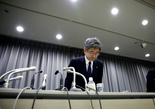 ▲고베제강의 우메하라 나오토 부사장이 작년 11월 기자회견을 열고 품질 자료 조작 사실을 인정하고 사과했다. 도쿄/로이터연합뉴스

