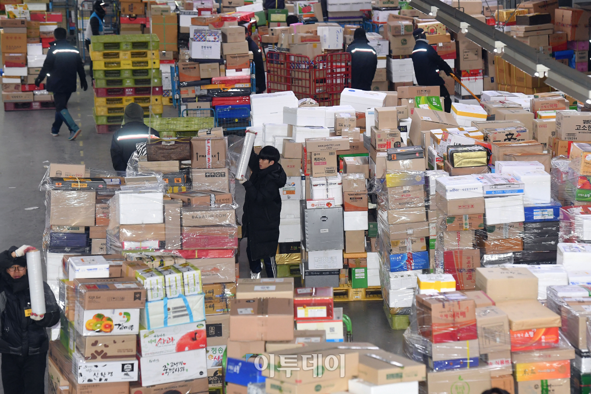 ▲우체국 직원들이 올해 설을 앞두고 소포 등 우편물을 정리하고 있는 모습