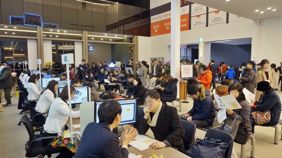 ▲5일 '위례 호반가든하임' 견본주택을 찾은 방문객들이 분양 상담을 받고 있다. (사진=호반건설산업)