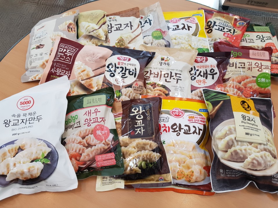 ▲시판되고 있는 만두. 소비자시민모임 조사결과, 냉동 만두 중 포화지방은 CJ 비비고 왕교자, 나트륨은 동원 개성 왕새우만두, 당류는 동원 개성 왕갈비만두, 콜레스테롤은 피코크 통통 새우왕교자, 열량은 피코크 담백한 왕교자가 가장 높은 것으로 나타났다.