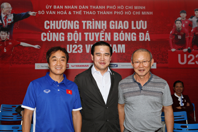 ▲지난 2일 GS건설 베트남사업담당 양승호 상무(가운데)가 베트남 축구대표팀에 격려금을 전달한 뒤 박항서 베트남 축구대표팀 감독(오른쪽)과 이영진 베트남 축구대표팀 수석코치(왼쪽)와 함께 기념 촬영하고 있다(사진=GS건설)