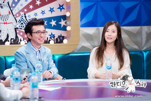 ▲방송인 김국진(왼쪽)과 가수 강수지(사진=MBC)