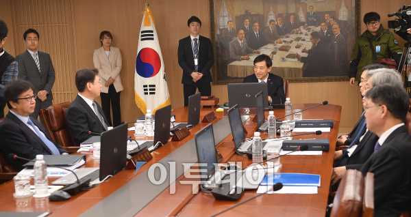 ▲이주열 한국은행 총재가 지난해 11월30일 오전 서울 중구 한국은행에서 열린 금융통화위원회에서 시작에 앞서 위원들과 대화하고 있다. 이동근 기자 foto@