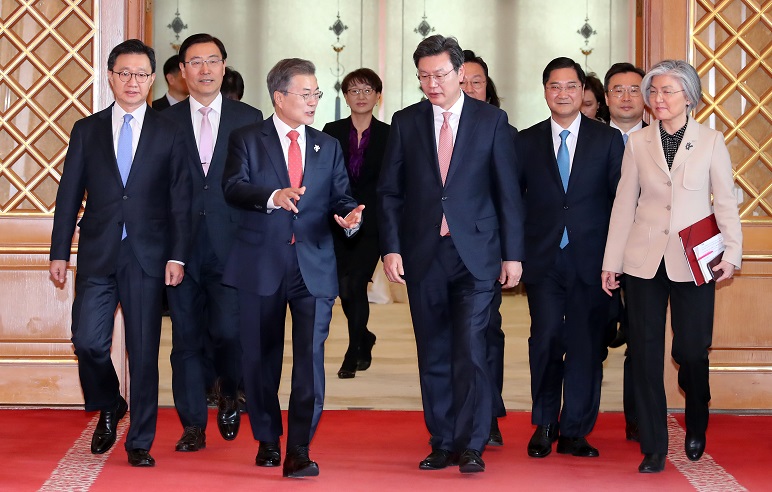 ▲문재인 대통령이 7일 오전 청와대에서 열린 대사 신임장 수여식을 마치고 신임대사들과 환담하기 위해 이동하고 있다. 오른쪽은 강경화 외교부 장관.(연합뉴스)