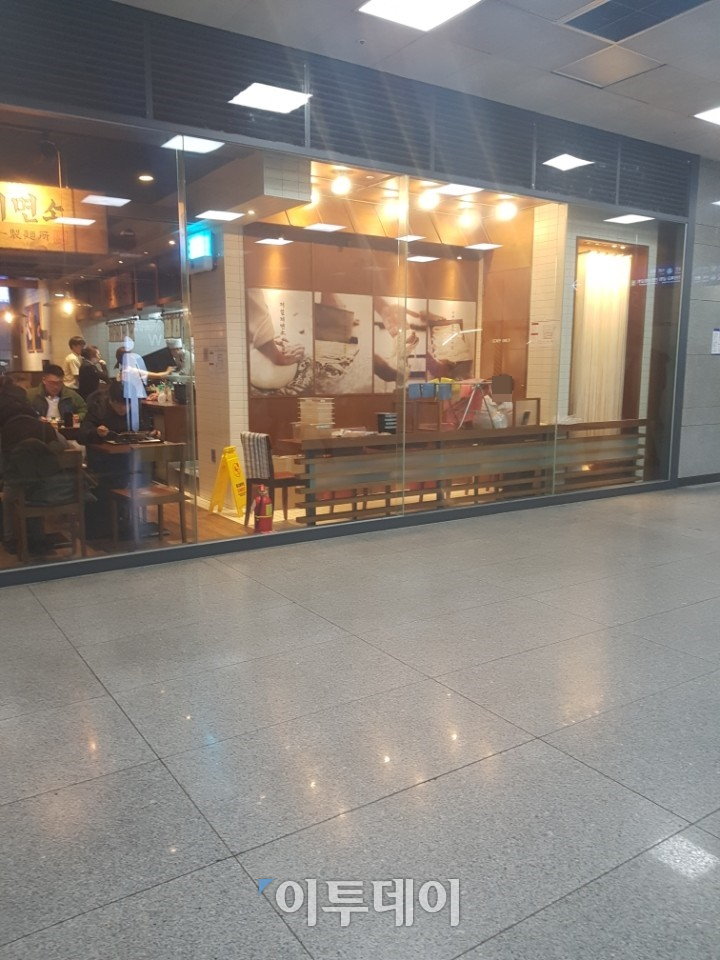 ▲CJ푸드빌 제일제면소의 서울 용산역사점에서는 영업 시간 내 고객 식음 공간에서 주방 사용 행주를 건조하는 등 낮은 위생관념을 드러냈다.(사진=이꽃들 기자 flowerslee@)