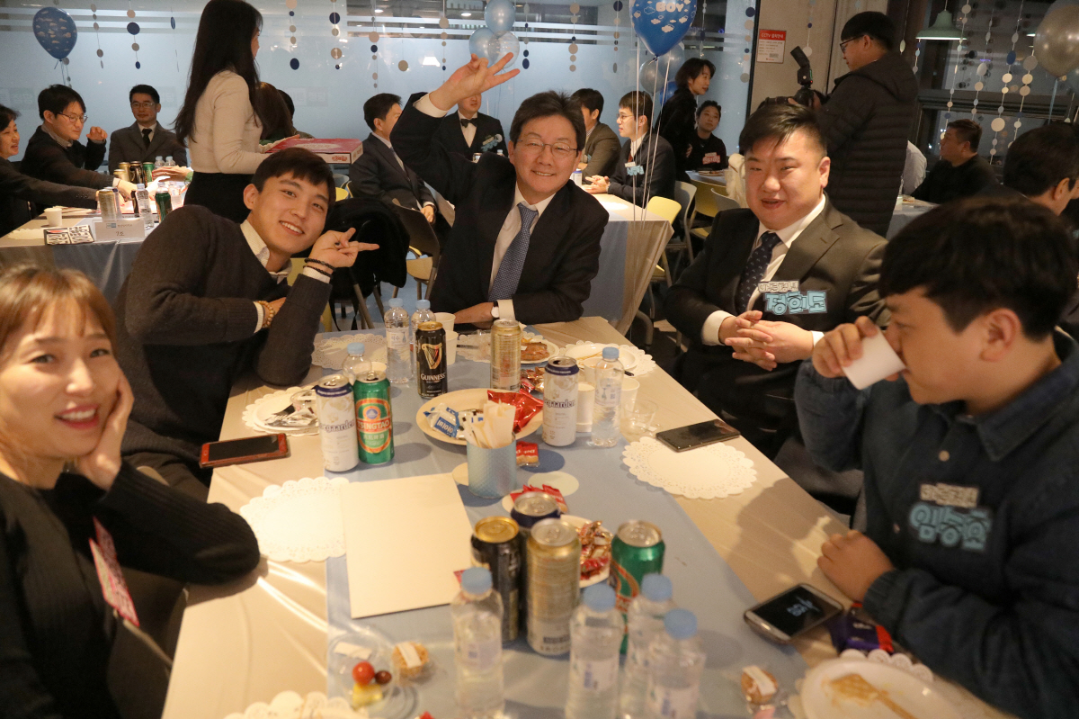 ▲국민의당과 바른정당은 통합신당 출범 이후 청년 공천 과정에서 가산점을 줄 것으로 보인다. 유승민(가운데) 바른정당 대표가 지난해 바른정당 청년정치학교&amp;목민관학교 송년회에서 참석자들과 기념 사진을 찍고 있다.  뉴시스