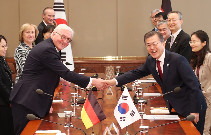 ▲문재인 대통령이 8일 오전 청와대 본관에서 프랑크-발터 슈타인마이어 독일 대통령과 정상회담에 앞서 악수하고 있다.(연합뉴스)