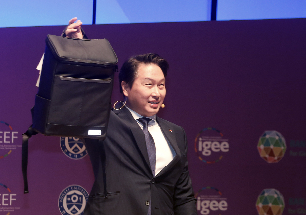 ▲8일 최태원 SK그룹 회장이 서울 서대문구 연세대 100주년 기념관에서 열린 '2018 글로벌 지속가능발전포럼(GEEF)’에 참석, ‘지속가능한 발전(Sustainable Development)을 위한 기업의 역할’에 관한 주제발표를 하면서 SK가 지원한 업사이클링 사회적기업인 모어댄이 제작한 가방과 관련된 돌발 퀴즈를 내고 있다.(사진제공=SK그룹)