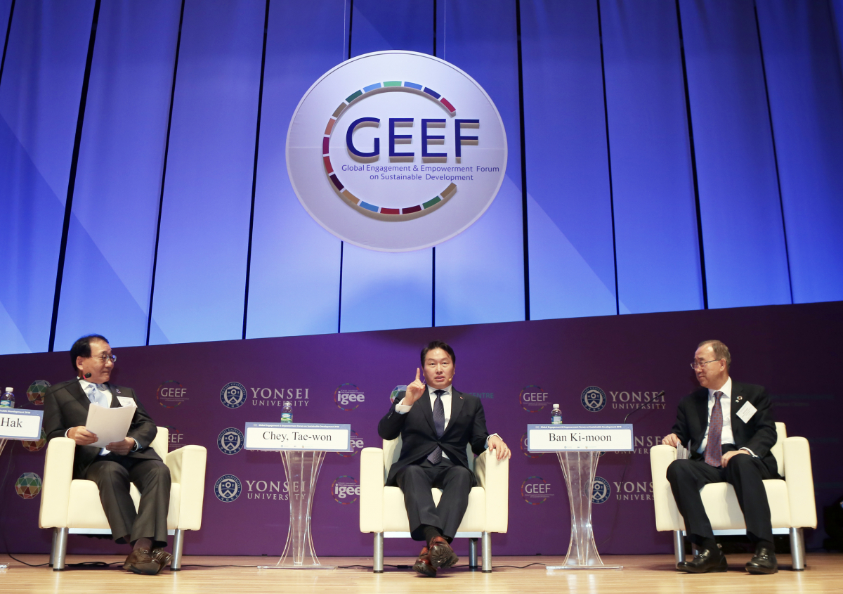 ▲8일 최태원 SK그룹 회장이 서울 서대문구 연세대 100주년 기념관에서 열린 '2018 글로벌 지속가능발전포럼(GEEF)’에 참석, ‘지속가능한 발전(Sustainable Development)을 위한 기업의 역할’에 관한 주제발표를 가진 뒤 반기문 전 UN사무총장(우측), 김용학 연세대학교 총장(좌측)과 대담을 나누고 있다.(사진제공=SK그룹)
