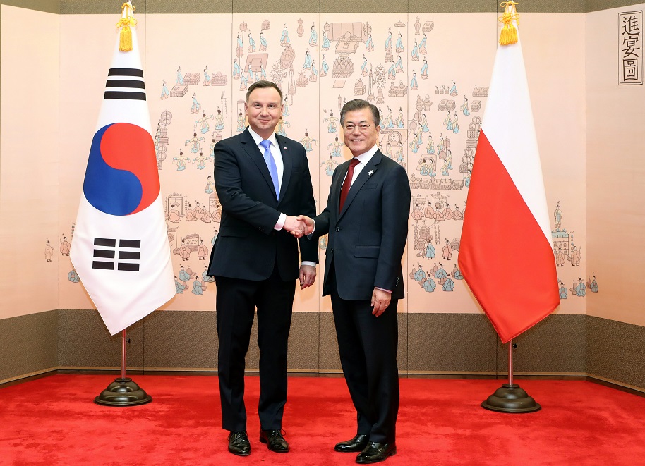 ▲문재인 대통령이 8일 오후 청와대에서 안제이 두다 폴란드 대통령과 정상회담에 앞서 기념촬영을 하고 있다.(연합뉴스)