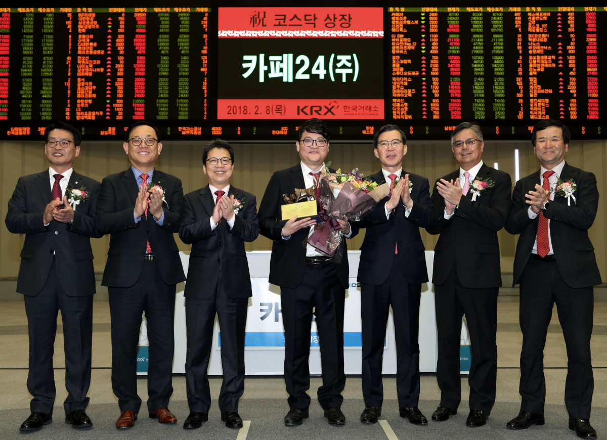 ▲한국거래소는 8일 서울사옥 홍보관에서 카페24의 코스닥시장 신규상장기념식을 개최했다. 사진 왼쪽부터 김원대 한국IR협의회 회장, 권희백 한화투자증권 대표이사, 정지원 한국거래소 이사장, 이재석 카페24 대표이사, 조웅기 미래에셋대우 대표이사, 황웨이청 유안타증권 대표이사, 김재철 코스닥협회 회장. (사진제공=한국거래소)