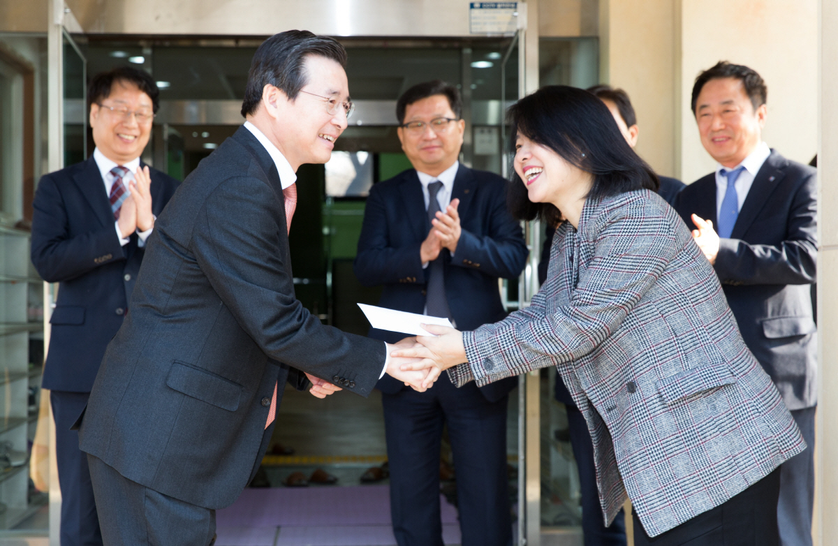 ▲김용범 금융위 부위원장은 설 명절을 맞아 유관기관 관계자들과 8일 서울 강동구 암사재활원을 방문해 위문금을 전달했다.