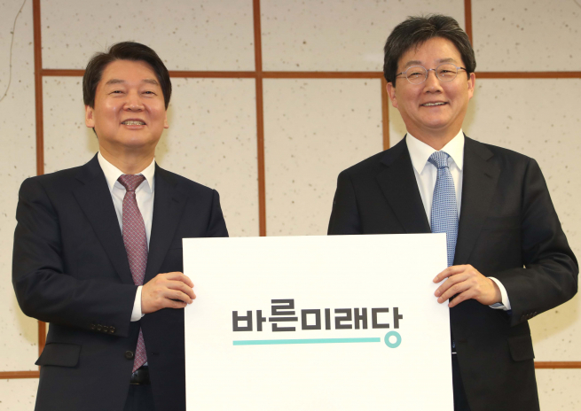 ▲국민의당 안철수 대표와 바른정당 유승민 대표가 9일 국회 의원회관에서 열린 통합추진위원회 5차 회의에서 바른미래당 PI를 들어 보이고 있다. 2018.2.9(연합뉴스)