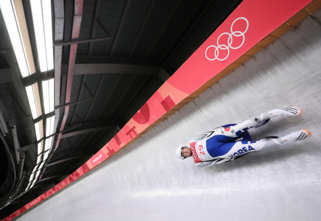 ▲10일 강원도 평창군 슬라이딩센터에서 열린 루지 남자 싱글 런 1에서 대한민국의 임남규가 얼음을 가르며 질주하고 있다.(연합뉴스)