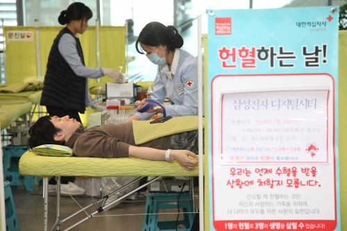 ▲ 1일 삼성전자 수원사업장(삼성디지털시티) 임직원들이 헌혈하고 있다. (사진제공=삼성전자)