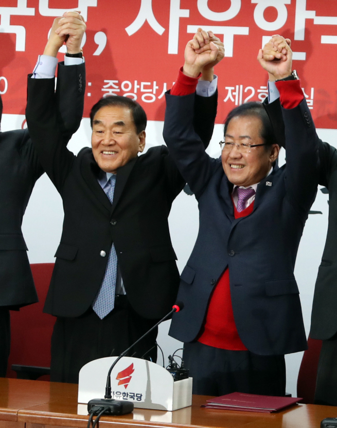 ▲자유한국당 홍준표 대표(오른쪽)와 늘푸른한국당 이재오 대표가 12일 여의도 자유한국당사에서 열린 '늘푸른한국당' 입당식에서 함께 기념촬영을 하고 있다. 2018.2.12(연합뉴스)