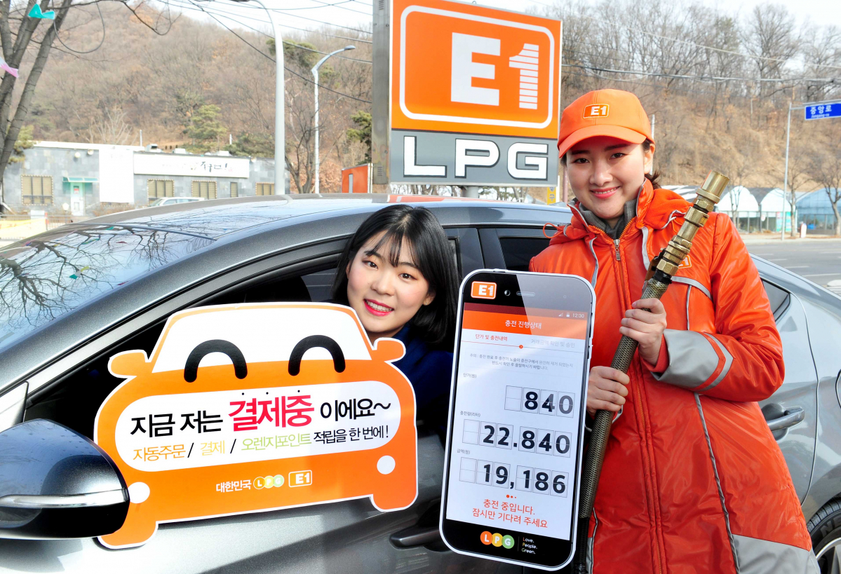 ▲12일 경기 과천 소재 E1 과천 LPG충전소에서 모델들이 'E1 커넥티드카 커머스' 서비스를 선보이고 있다.(사진제공=E1)