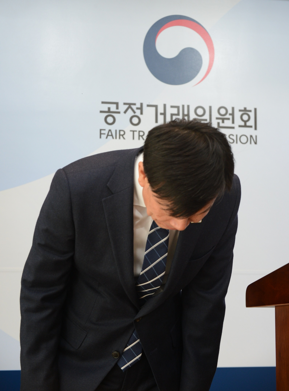 ▲김상조 공정거래위원장이 12일 가습기 살균제 사건과 관련해 고개를 숙이고 사과하고 있다. (사진=공정거래위원회)