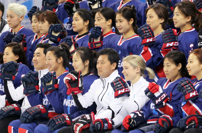 ▲11일 오후 강원도 강릉 관동하키센터에서 여자 아이스하키 남북 단일팀 세라 머리 총감독과 북한 박철호 감독 및 선수들이 파이팅을 외치고 있다.(연합뉴스)