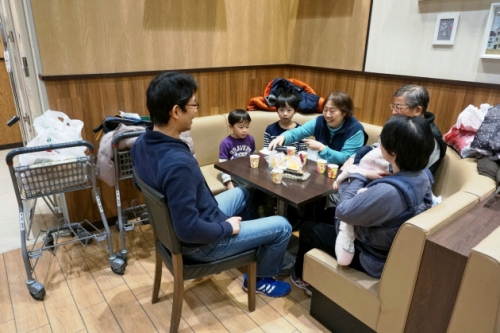 ▲휴일에 한 가족이 이트인에서 점심을 즐기고 있다. 니혼게이자이신문
