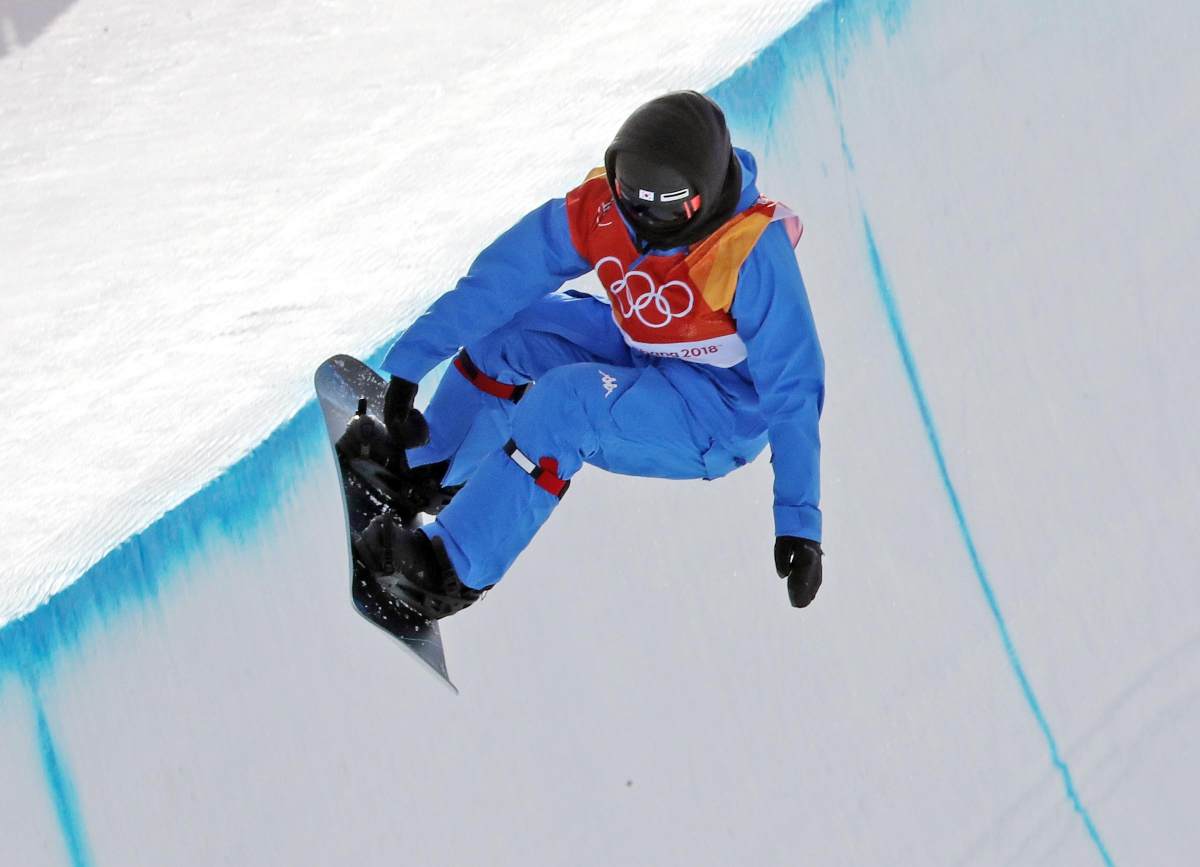 ▲권선우가 12일 오후 강원도 평창군 휘닉스파크 스노우경기장에서 열린 '2018 평창 동계올림픽' 스노보드 여자 하프파이프 예선에서 연기를 선보이고 있다.(연합뉴스)
