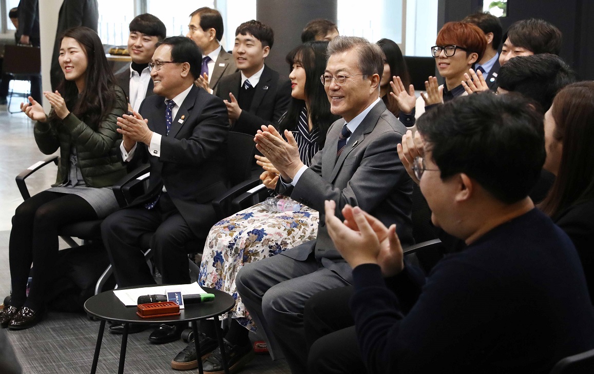 ▲문재인 대통령이 12일 울산시 울주군 울산과학기술원(UNIST)에서 열린 학생 창업인과 간담회에서 개식선언에 박수를 보내고 있다.(뉴시스)