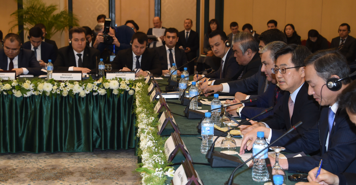 ▲12일 우즈베키스탄 타슈켄트 인터내셔널호텔에서 열린 한-우즈벡 비즈니스 다이얼로그에서 참석자들이 협력방안을 논의하고 있다.(기획재정부)