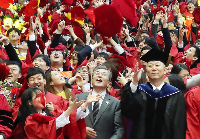 ▲문재인 대통령이 12일 오후 울산광역시 울주군 'UNIST(울산 과학기술원)' 학위수여식에 참석해 학위수여식을 마치고 졸업생들과 기념 촬영을 하며 학사모를 던지는 세리머니를 하고 있다.(연합뉴스)