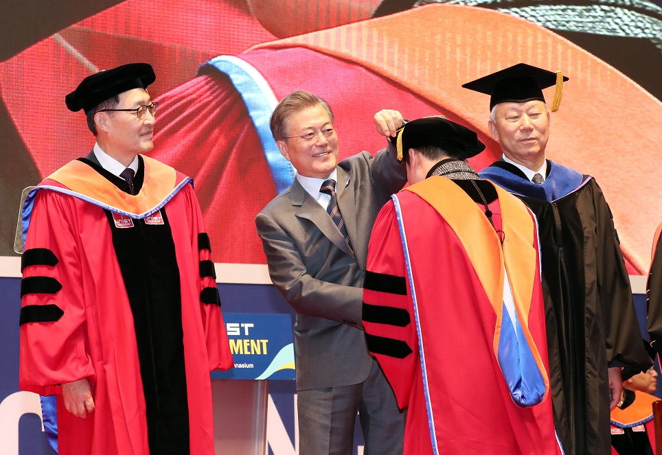 ▲문재인 대통령이 12일 오후 울산광역시 울주군 'UNIST(울산 과학기술원)' 학위수여식에 참석해 학위수여식을 하며 학사모의 수술을 넘겨주고 있다.(연합뉴스)