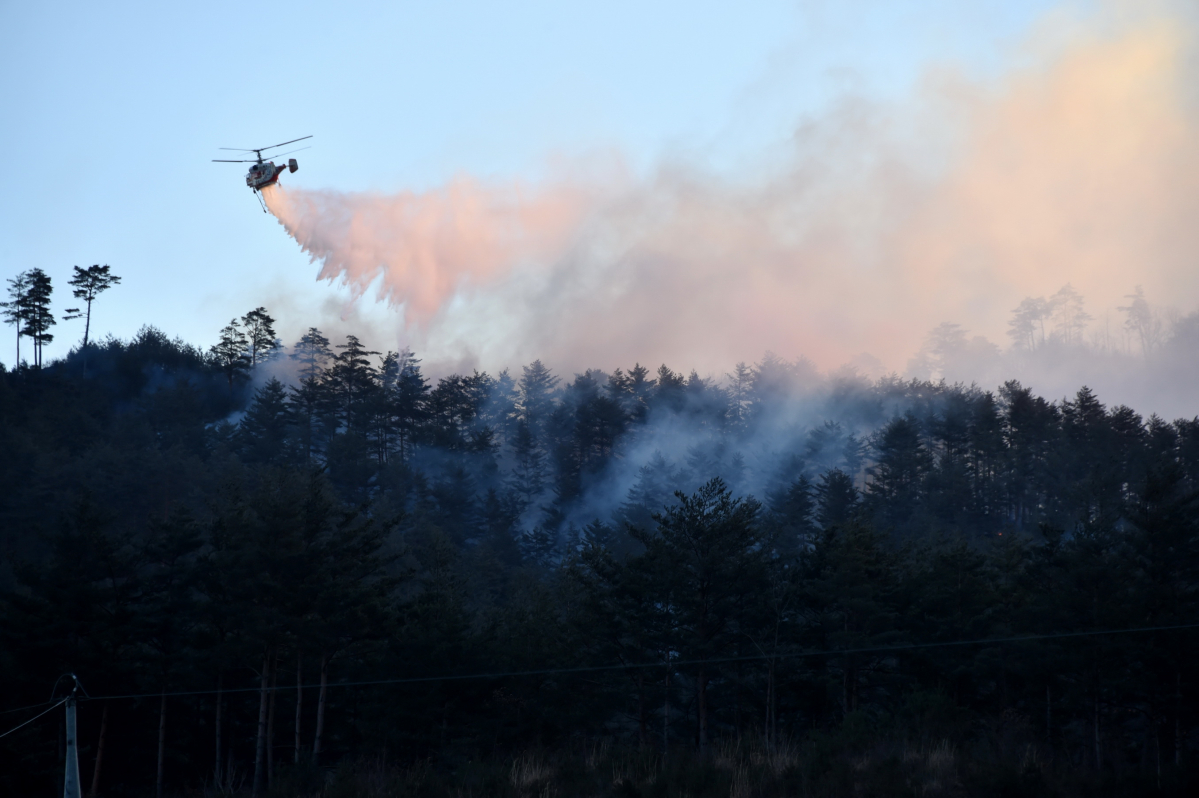 ▲12일 산림헬기가 강원도 삼척시 노곡면 산불을 진화하고 있다.(산림청)