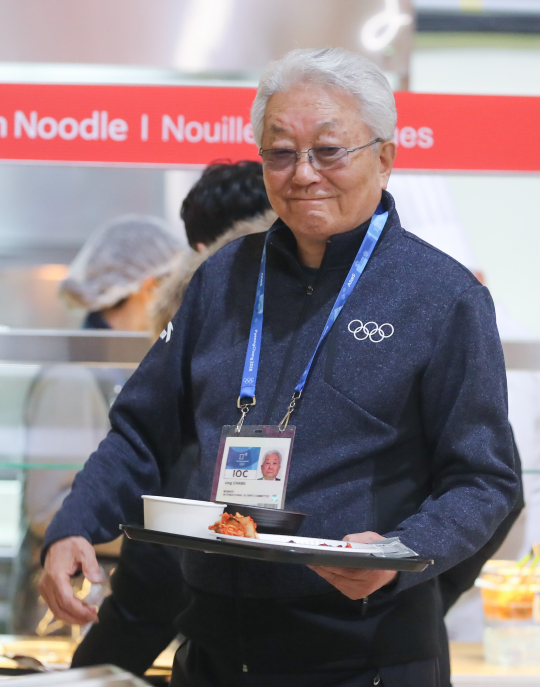 ▲장웅 북한 IOC 위원이 'IOC위원 선수촌 투어'에서 식당 음식을 직접 들고 자리로 향하고 있다. (연합뉴스)