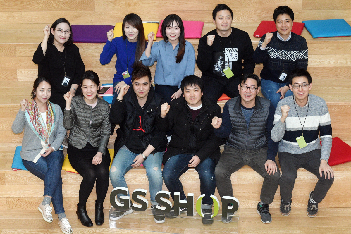 ▲GS홈쇼핑 데이터팀원들이 서울 영등포구 사무실에서 이투데이와 인터뷰에 앞서 포즈를 취하고 있다. 이동근 기자 foto@