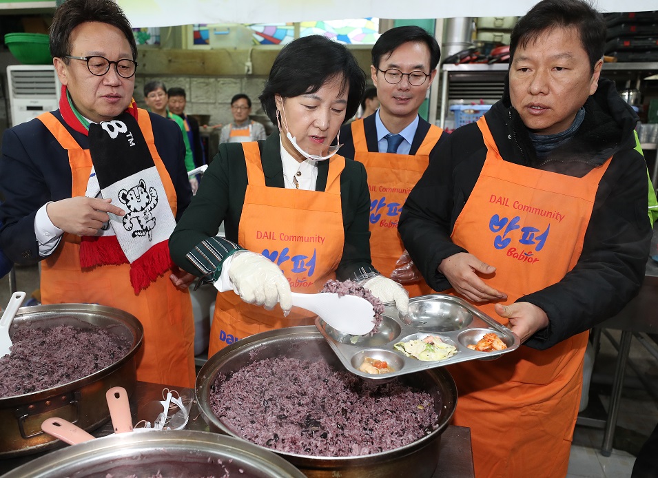 ▲더불어민주당 추미애 대표가 12일 오전 서울 동대문구 다일공동체에서 어려운 이웃을 위한 밥퍼 무료 배식봉사를 하고 있다.(연합뉴스)