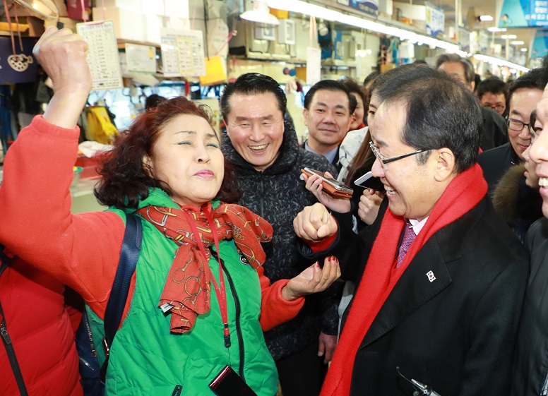 ▲자유한국당 홍준표 대표가 12일 오후 부산 중구 자갈치 시장에서 지지자들에게 둘러 싸여 있다.(연합뉴스)