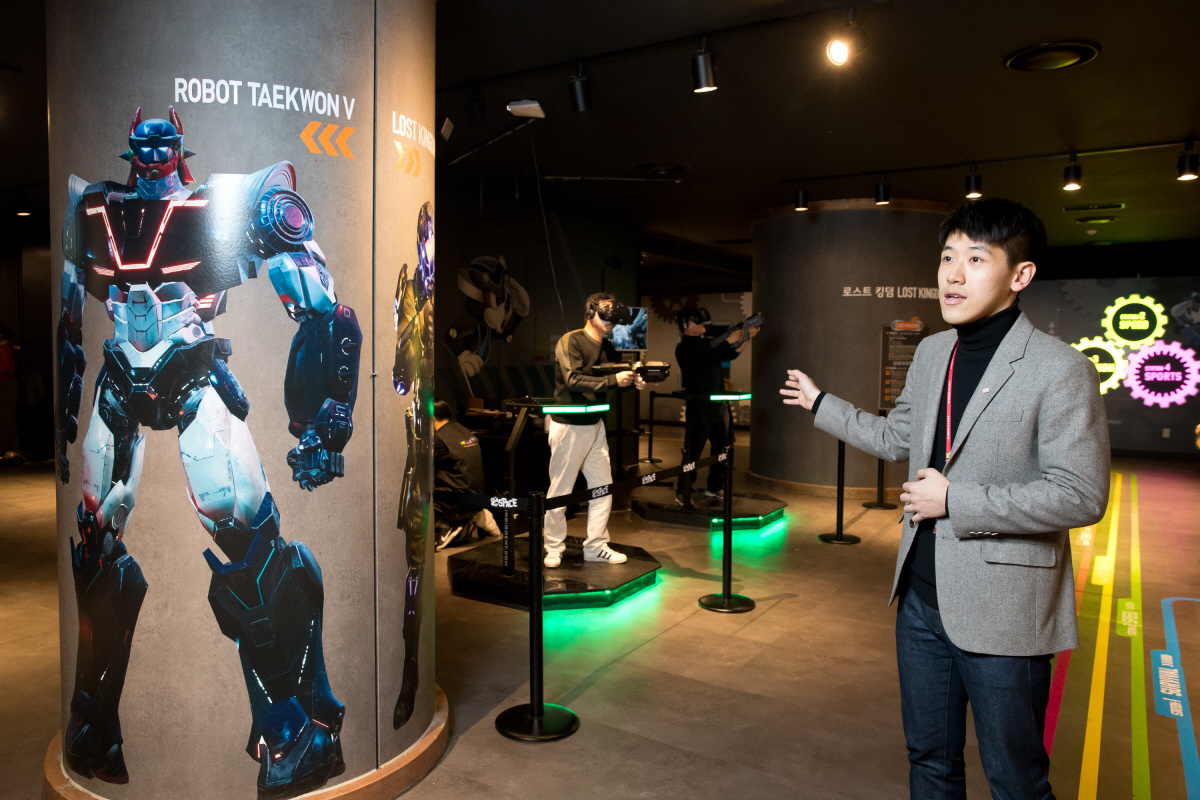 ▲이정중 롯데월드 어트랙션 연구실 AVR개발 파트장은 인터뷰를 통해 “테마파크 롯데월드는 VR, AR 기술을 통해 차세대 신규 미디어 분야와 끊임없는 연결성을 추구함으로써 고객에게 언제나 다양하고 새로운 경험을 제공하도록 노력할 것”이라고 강조했다. 사진제공 롯데월드