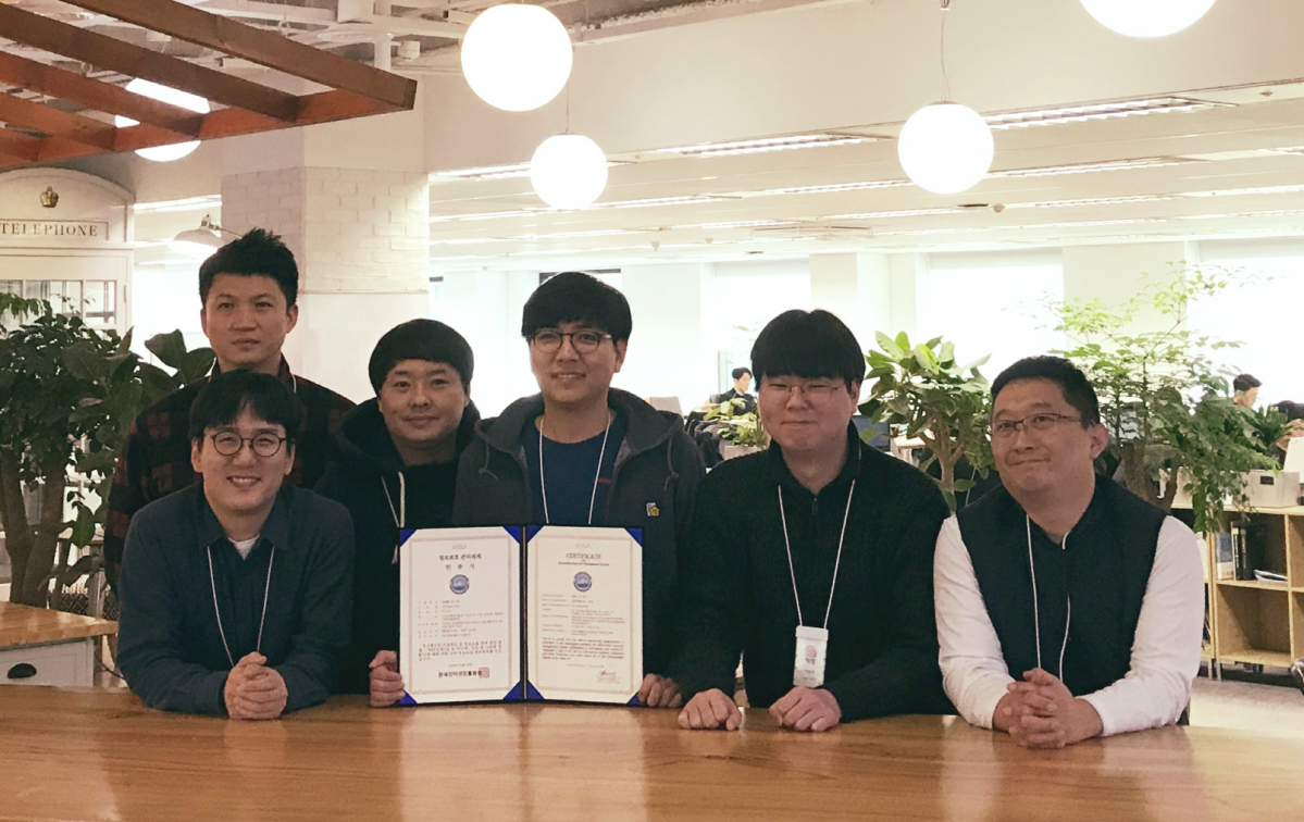 ▲ISMS 인증을 획득한 직방의 직원들이 기념촬영을 하고 있다.(사진=직방)